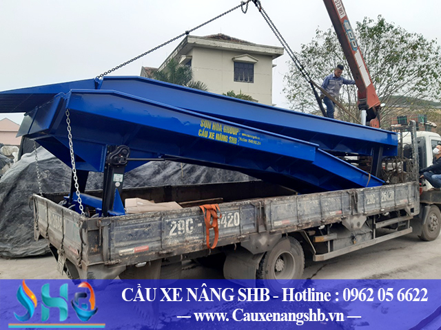 Xuất cầu dẫn hàng lên container tại Nghệ An
